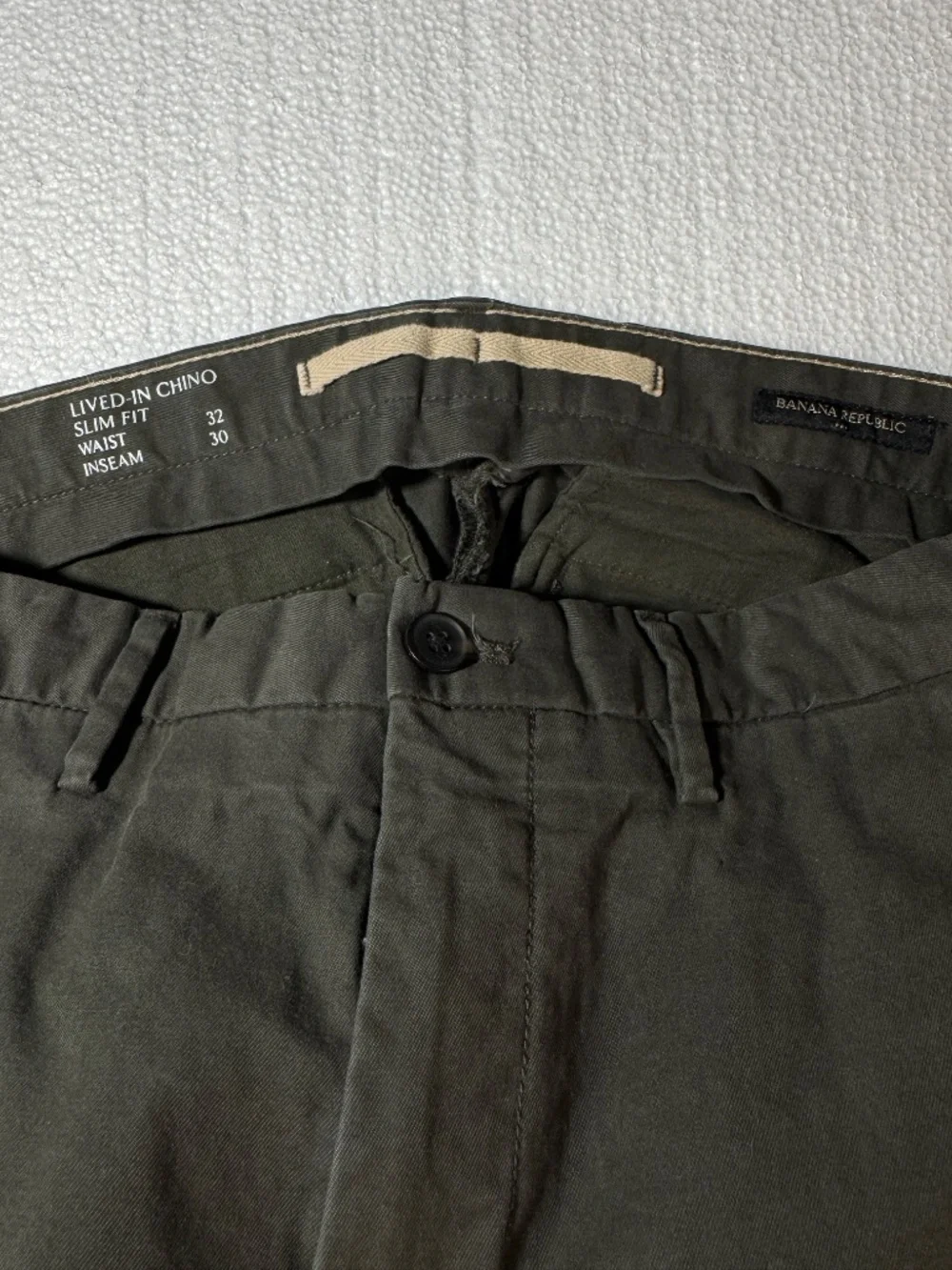 Banana Republic lived-in Men’s Olive Chinos - Classic Straight Fit